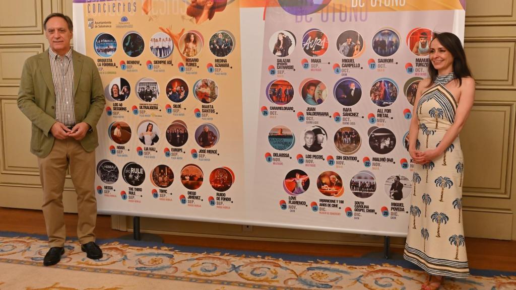 El alcalde de Salamanca, Carlos García Carbayo, junto a la concejala de fiestas, Carmen Seguín