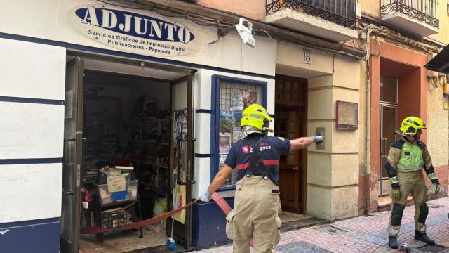 Los Bomberos de Zaragoza trabajando en uno de los negocios afectados por el reventón de la tubería