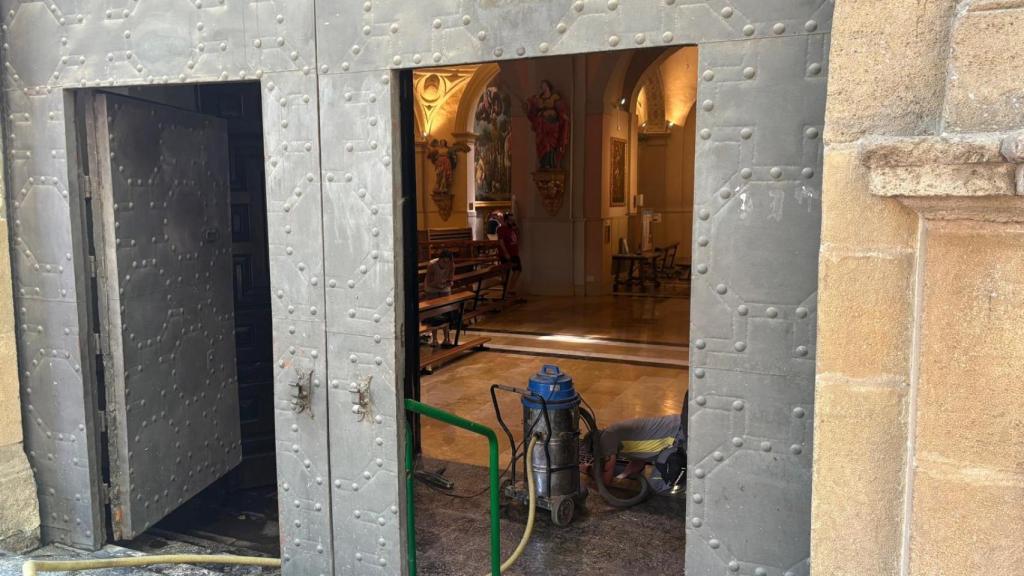 Trabajos dentro de la Iglesia San Miguel tras el reventón de una tubería