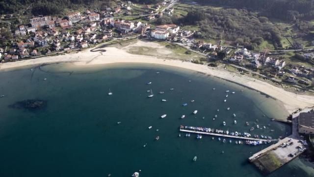 Vista aérea de la playa y el puerto de VIlariño, en Cangas.