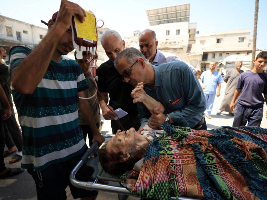 Una mujer cristiana palestina herida es llevada al hospital tras un ataque israelí contra la Iglesia de la Sagrada Familia.