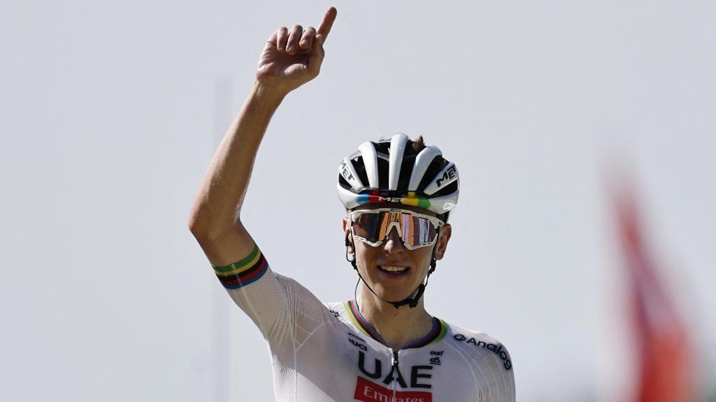 Tadej Pogaçar celebra su victoria en la 12ª etapa del Tour de Francia.
