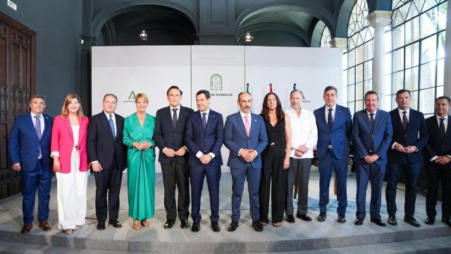 El presidente de la Junta de Andalucía, Juanma Moreno, con el nuevo rector de la UHU y demás representantes onubenses.