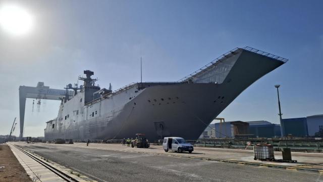 El Juan Carlos I entrando al dique de Puerto Real (Cádiz)