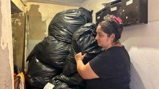 Pilar recogiendo en bolsas sus pertenencias y las de sus hijos.