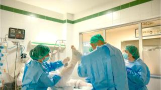 Imagen de una operación en la Unidad de Quemados.