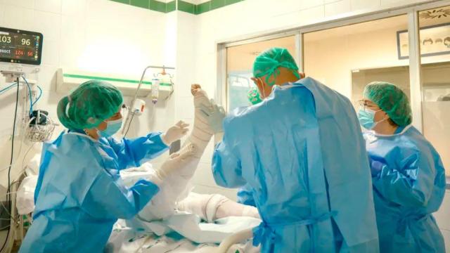 Imagen de una operación en la Unidad de Quemados.