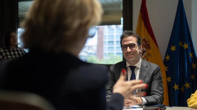 El ministro de Economía, Comercio y Empresa, Carlos Cuerpo, durante una reunión con la comisaria europea de Servicios Financieros en la sede del Ministerio, el pasado mes de mayo.