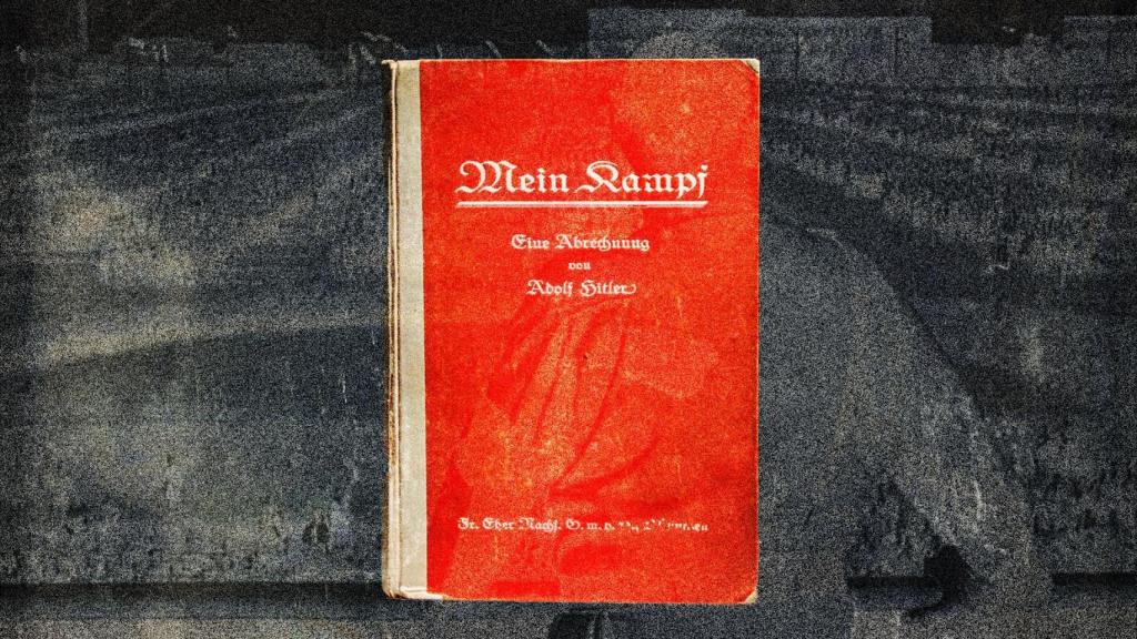 Una edición del 'Mein Kampf' con Adolf Hitler dando un discurso de fondo. Diseño: Rubén Vique