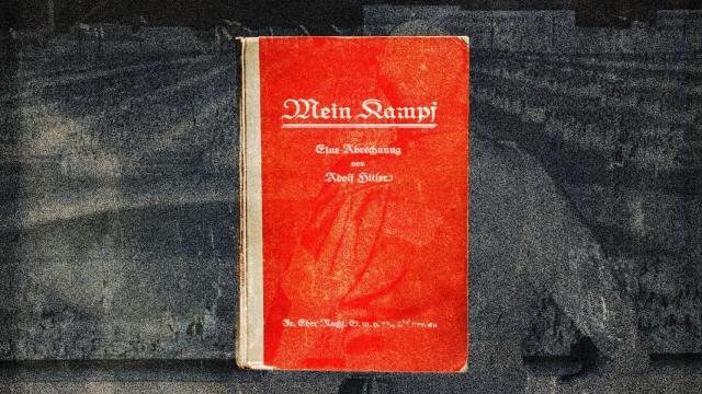 Una edición del 'Mein Kampf' con Adolf Hitler dando un discurso de fondo. Diseño: Rubén Vique