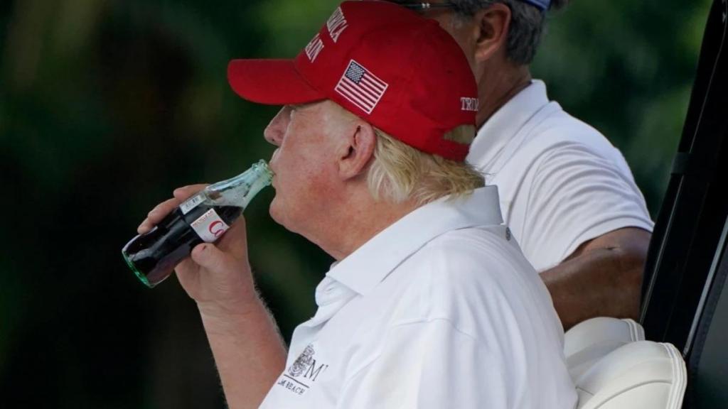 Donald Trump bebiendo una Coca-Cola 'light'.