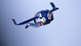 Felix Baumgartner, durante una práctica de salto en caída libre sobre el Canal de la Mancha.