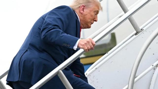 Trump sufrió un tropiezo al subir al Air Force One el pasado junio.