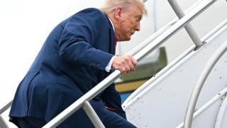 Trump sufrió un tropiezo al subir al Air Force One el pasado junio.