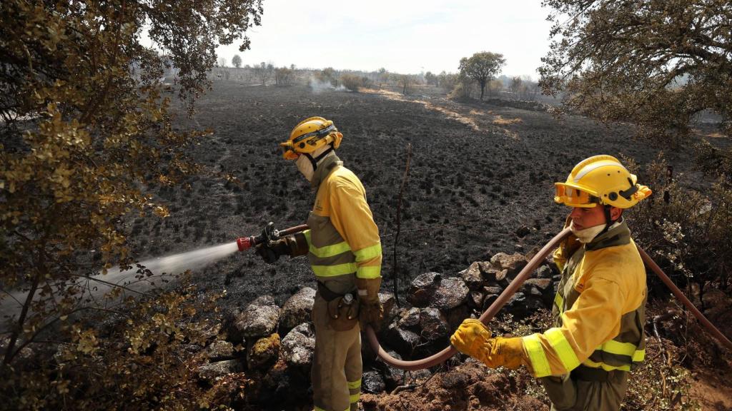 Dos bomberos trabajando en un incendio de la provincia de Salamanca.