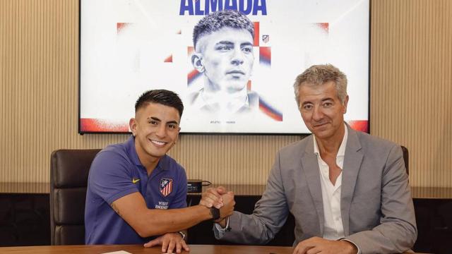 Thiago Almada firma su contrato junto a Miguel Ángel Gil Marín.
