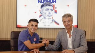 Thiago Almada firma su contrato junto a Miguel Ángel Gil Marín.