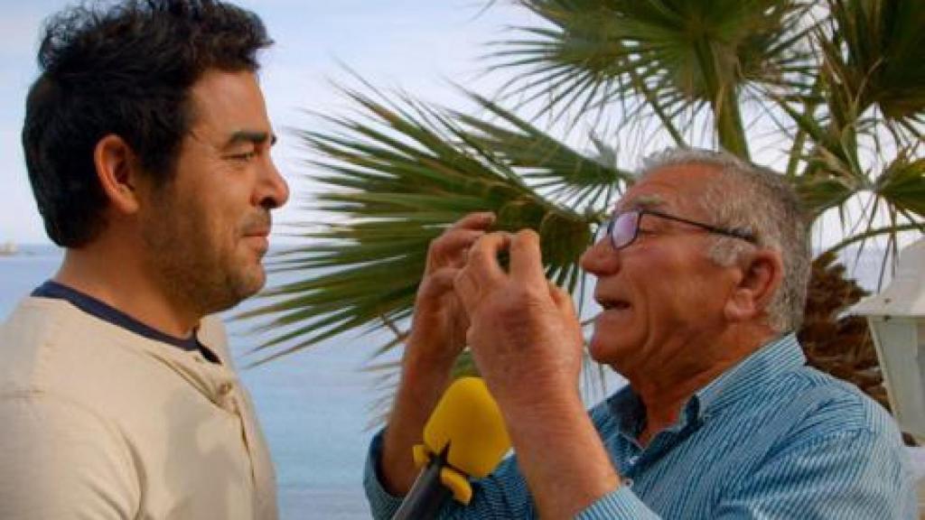 Pablo Chiapella y un vecino en 'El Paisano'.