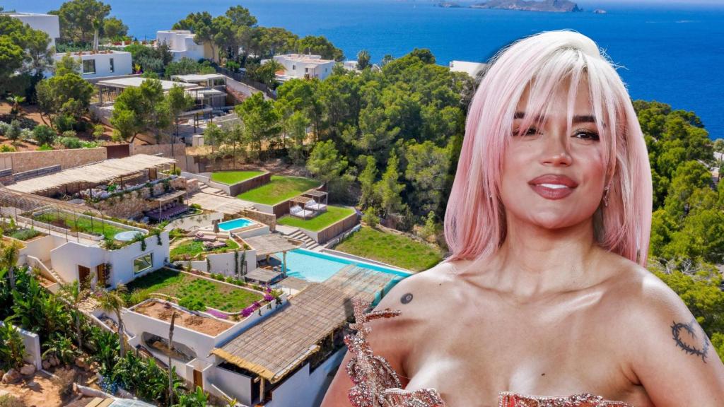 Karol G en la casa que se hospeda en Ibiza, en un montaje de JALEOS.