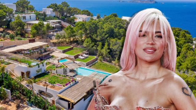 Karol G en la casa que se hospeda en Ibiza, en un montaje de JALEOS.