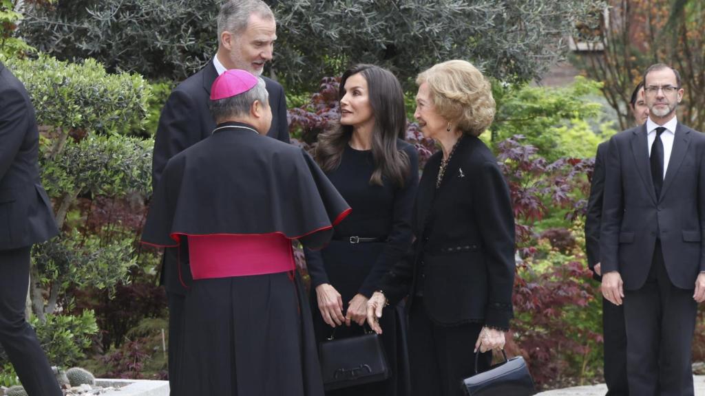 Los Reyes junto a la Emérita cuando acudieron a firmar el libro de condolencias por el fallecimiento del Papa Francisco