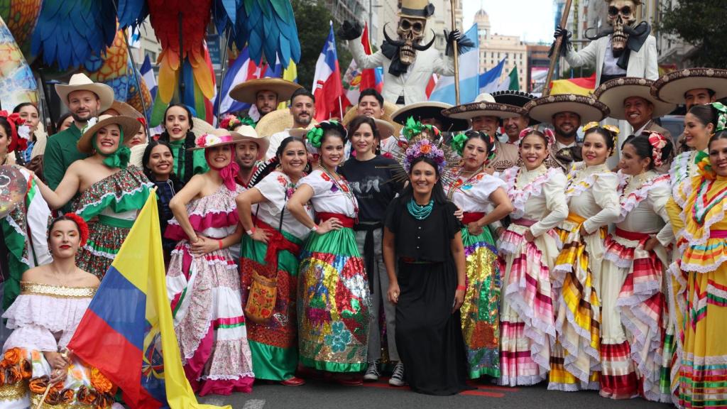 La presidenta de la Comunidad de Madrid, Isabel Díaz Ayuso en la Cabalgata de la Hispanidad en Madrid el pasado año 2024.