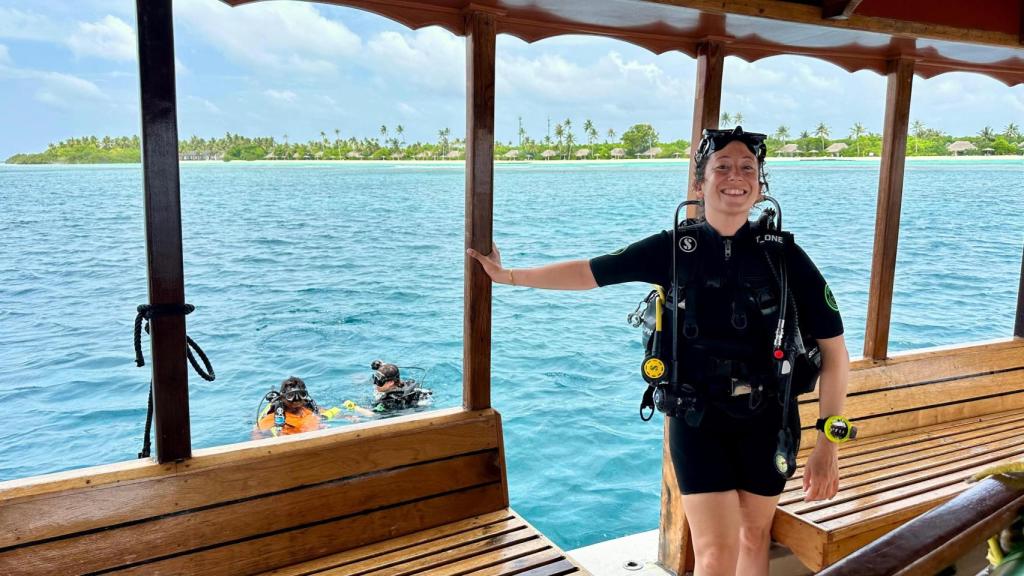 La emoción no se esconde antes de saltar de nuevo al agua.