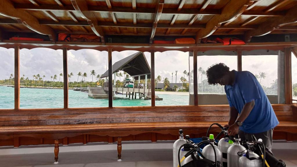 A bordo de un dhoni, un barco típico de Maldivas.