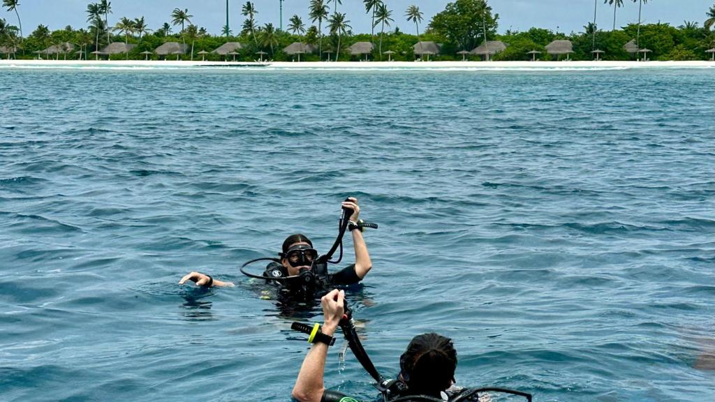 Ya en el agua, llega el momento de desinflar el chaleco, preparadas para la inmersión.