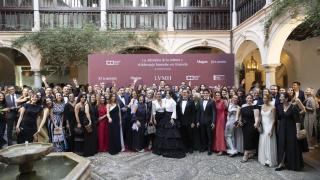 Cruz Sánchez de Lara, vicepresidenta ejecutiva de EL ESPAÑOL, en Granada con el equipo de LVMH.