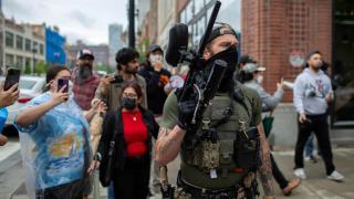 Un agente federal con un lanzador de bolas de pimienta regresa a su vehículo tras realizar detenciones de inmigración en Chicago, Illinois, Estados Unidos, el 4 de junio de 2025.