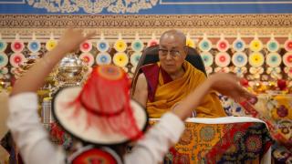 Un líder espiritual tibetano , el Dalai Lama, asiste a una ceremonia para celebrar su 90 cumpleaños según el calendario lunar tibetano, en Dharamsala.
