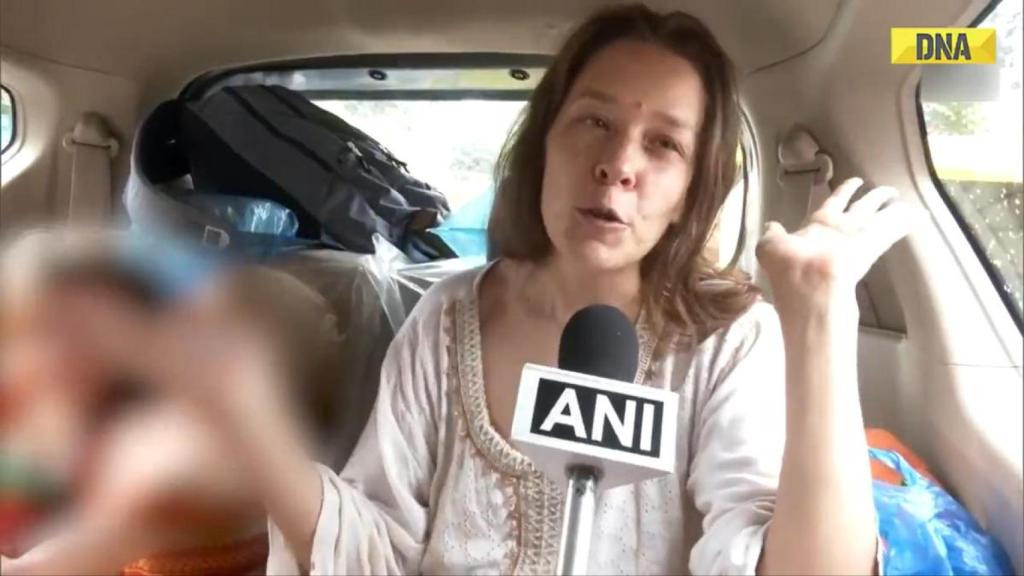 Nina Kutina ofrece una entrevista a un medio local indio.