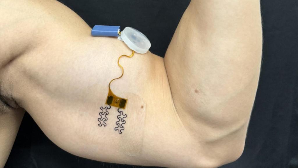 El sensor de hidratación en un brazo.