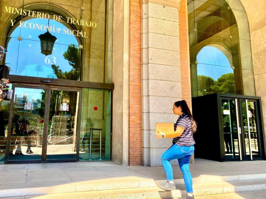 Elvira Gómez llegando al Ministerio de Trabajo con las 64.000 firmas que recolectó.