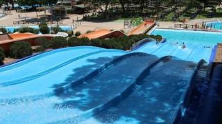 Una de las alternativas a las playas es pasar días en piscinas o parques acuáticos.