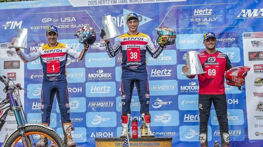 Gabriel Marcelli en el podio de la prueba de EEUU del Mundial de Trial junto a Toni Bou.