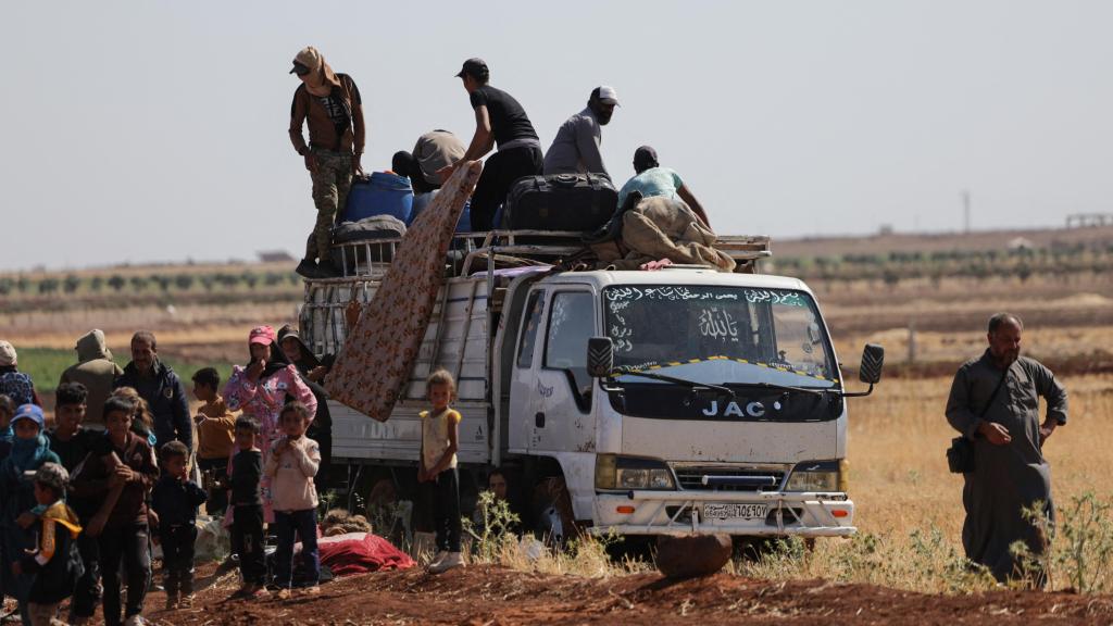 Un grupo de personas se trasladan desde Suaida debido a los últimos ataques.