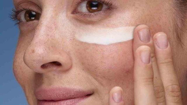 Es de mis productos top desde hace años: así es el contorno de ojos que acaba con las bolsas y ojeras en segundos