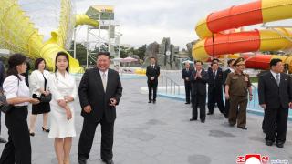 Kim Jong-un y su mujer el pasado 26 de junio en el complejo turístico de Wonsan Kalma en Corea del Norte.