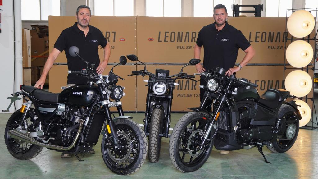Los hermanos Marc (i) y Jordi Llorens (d) posan con tres modelos de sus motos Leonart.