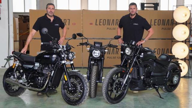 Los hermanos Marc (i) y Jordi Llorens (d) posan con tres modelos de sus motos Leonart.