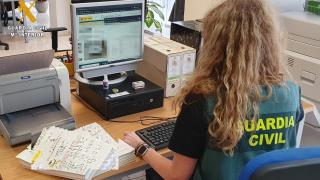 Una agente de la Guardia Civil frente a un ordenador