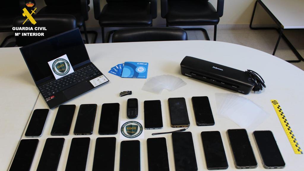 Algunos de los efectos intervenidos por la Guardia Civil a los supuestos autores de la ciberestafa a la empresa salmantina