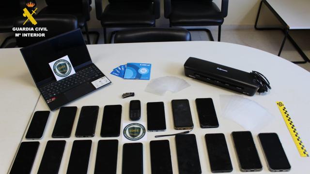 Algunos de los efectos intervenidos por la Guardia Civil a los supuestos autores de la ciberestafa a la empresa salmantina