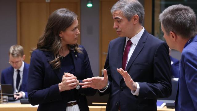 El secretario de Estado para la UE, Fernando Sampedro, conversa con su homóloga danesa, Marie Bjerre, durante la reunión de este viernes en Bruselas