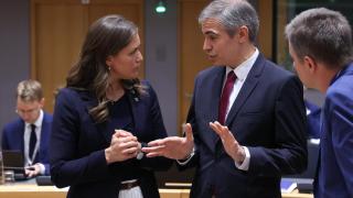 El secretario de Estado para la UE, Fernando Sampedro, conversa con su homóloga danesa, Marie Bjerre, durante la reunión de este viernes en Bruselas