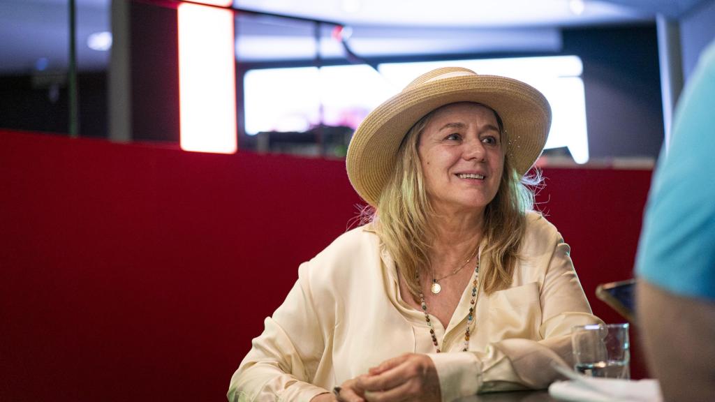 Emma Suárez conversa con el periodista.