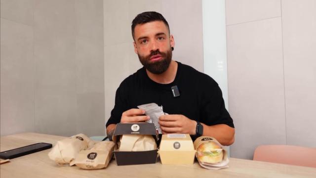 Esttik, 'youtuber' gastronómico probando hamburguesas y bocadillos de Mercadona.