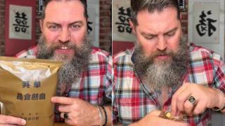 El creador de contenido de @aruncinante probando una ración militar de comida de china.